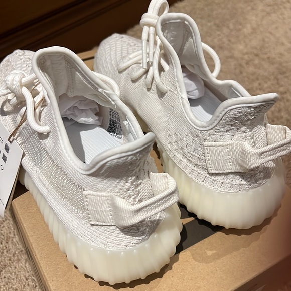 Authentic brand new Yeezy Boost 350 V2 in Bone Size US 5 (unisex) - Picture 6 of 8